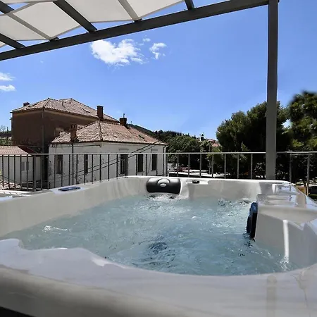 Modern Jacuzzi Mickey Apartman *