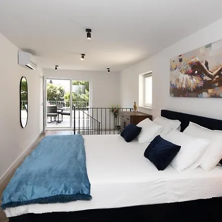 Modern Jacuzzi Mickey *